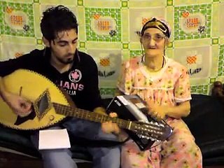 Une vieille Femme kabyle chante