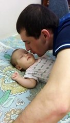 ▶ Супер папа убаюкивает ребенка!