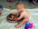 Вот как надо есть торт в свой первый день рождения!