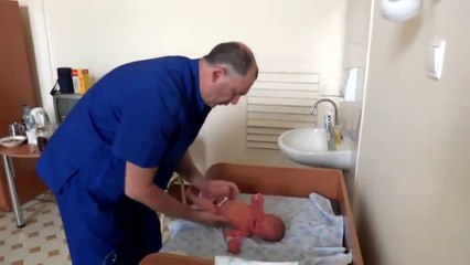 Врач проверяет все ли хорошо с новорожденным!