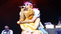 August Alsina un peu trop proche d'une fan, lui touche la poitrine en plein concert