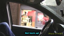 Blague énorme au Drive d'un fast food : changement de conducteur comme par magie