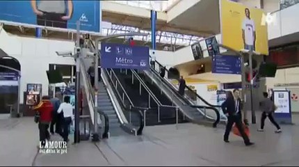 Une candidate de L'Amour est dans le pré prend les escalators à l'envers