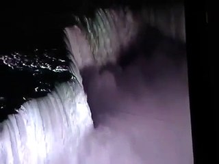 Il traverse les chutes du Niagara sur un fil