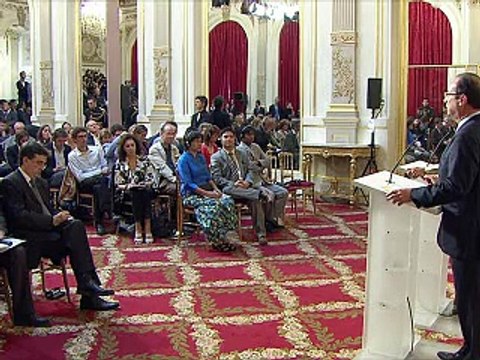 L'opposante birmane Aung San Suu Kyi reçue en grande pompe à Paris par François Hollande