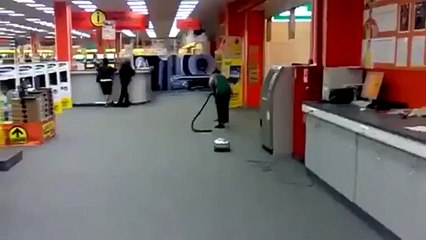 Le premier aspirateur sans sac, ni réservoir, juste un tube.