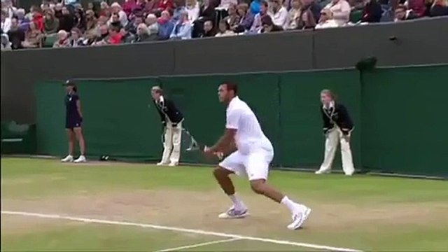 Mardy Fish a envoie une balle de tennis dans la tête d'une arbitre