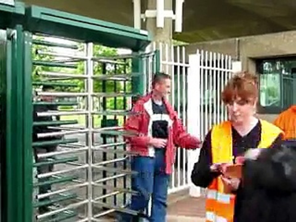 PSA: la direction précise site par site son plan social