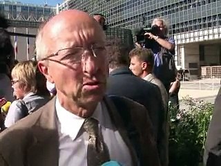 Les carburants devraient baisser de 2 à 4 centimes, le secteur divisé