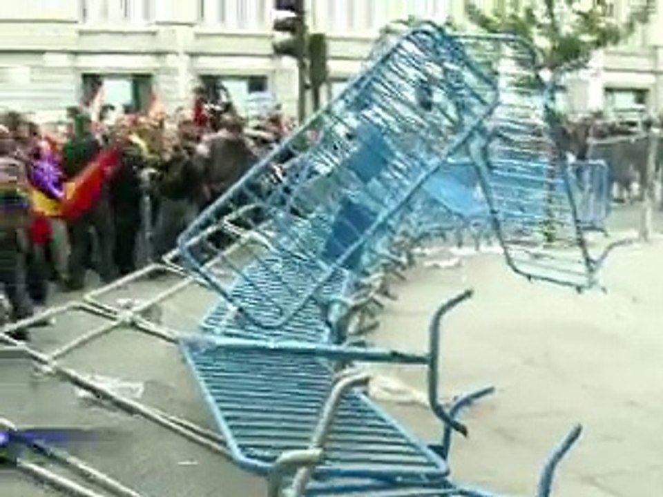 Indignés en Espagne: violences à Madrid lors d'une manifestation près du Congrès