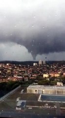 Une famille filme la tornade depuis Marseille
