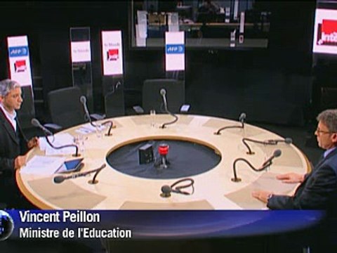 Cannabis: Ayrault rappelle à l'ordre Peillon et ferme la porte au débat