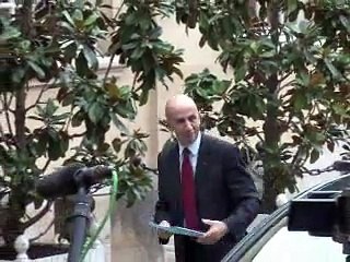 Gallois prône un "choc" à 30 milliards d'euros, la main au gouvernement