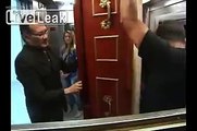 Caméra cachée : un cercueil s'ouvre dans un ascenseur !