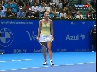Caroline Wozniacki imite Serena Williams