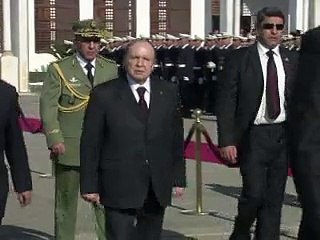 A Alger, Hollande promet la vérité mais pas le repentir sur la colonisation