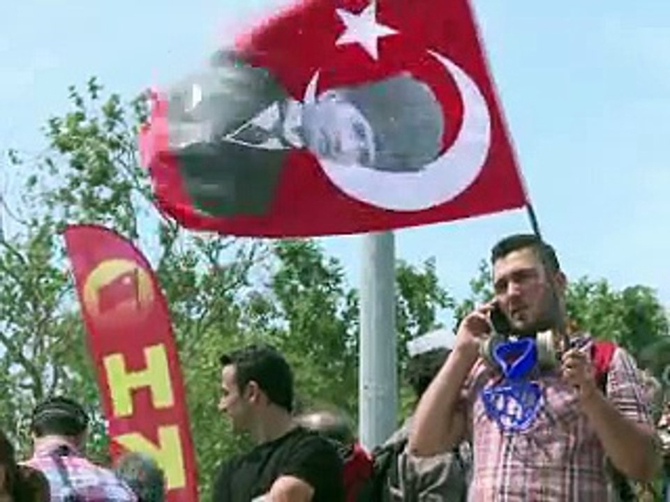 Turquie: Erdogan use de la force, la place Taks...