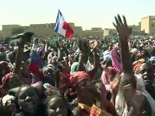 Mali: Hollande, accueilli en libérateur, promet de "terminer la mission"