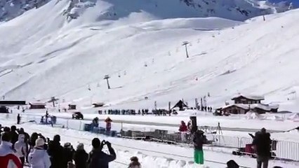 Il fait un looping avec sa voiture !