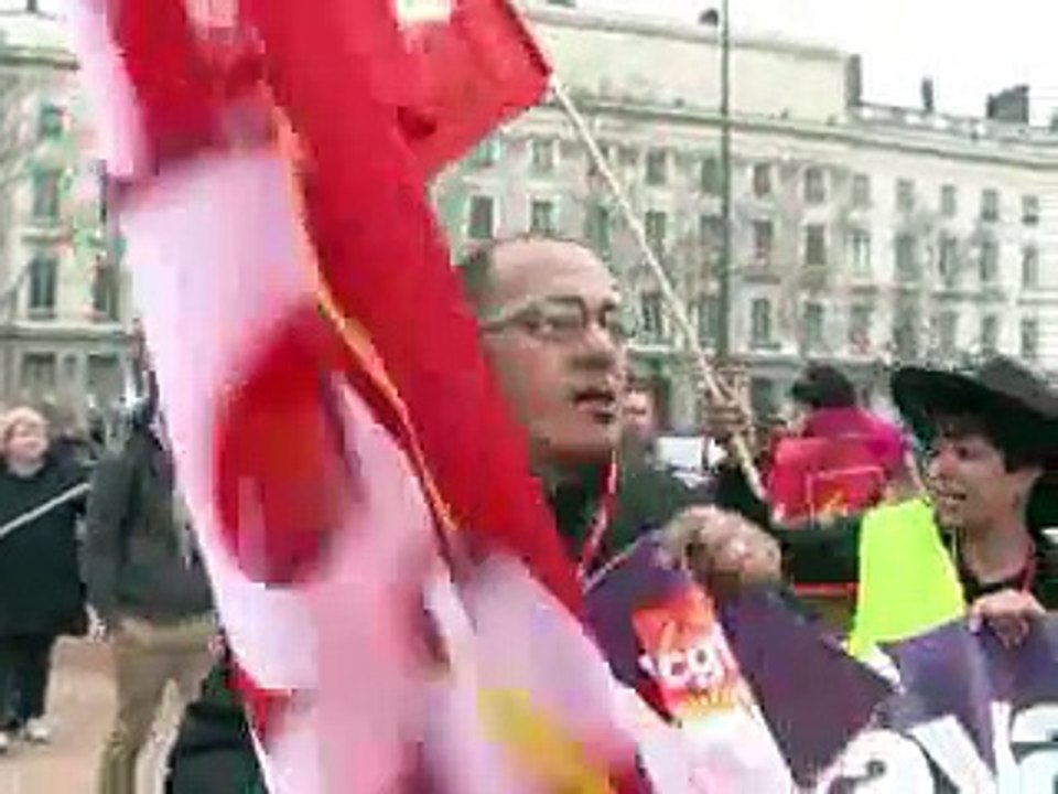 Des dizaines de milliers de manifestants battent le pavé contre "l'accord de la honte"