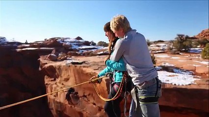 Il pousse sa petite amie du haut d'une falaise