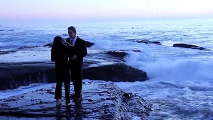 Sa demande en mariage interrompue par une vague géante.