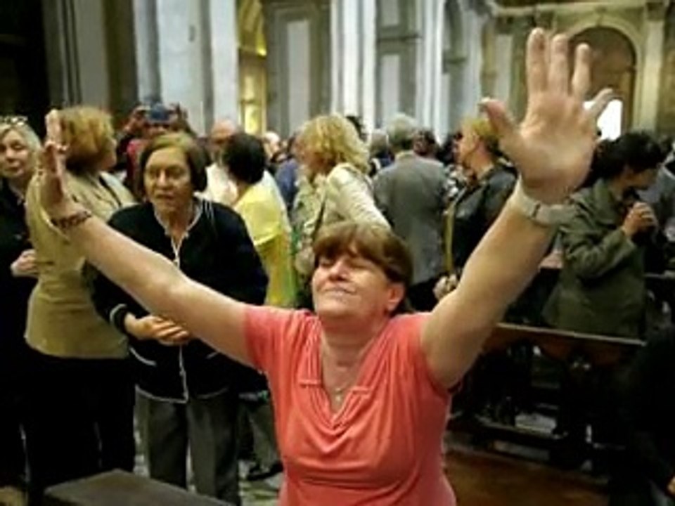 Vatican: premiers pas du pape argentin François, sous le signe de la simplicité