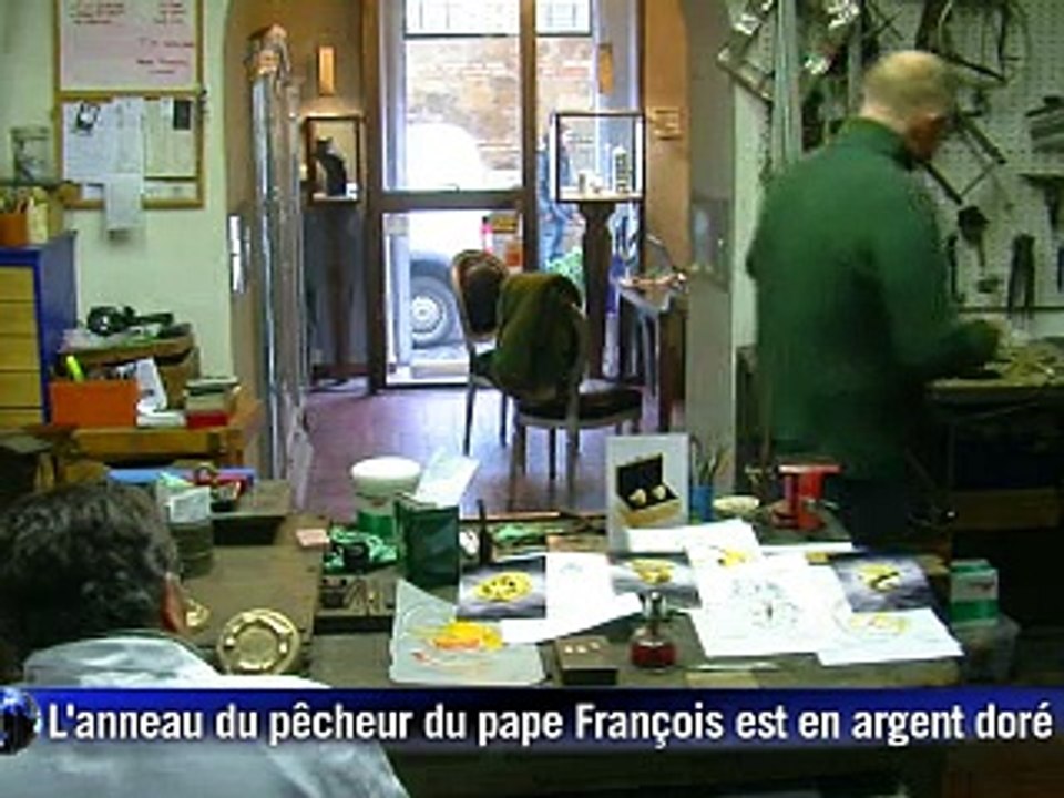 Messe inaugurale du pape devant une foule qui désire voir "une Eglise plus proche"