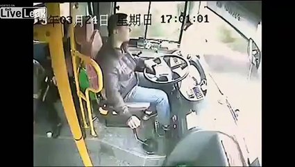 Un chauffeur de bus chinois frôle la mort