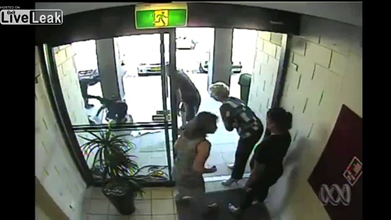 Un pickpocket passe à travers une vitre en essayant de fuire