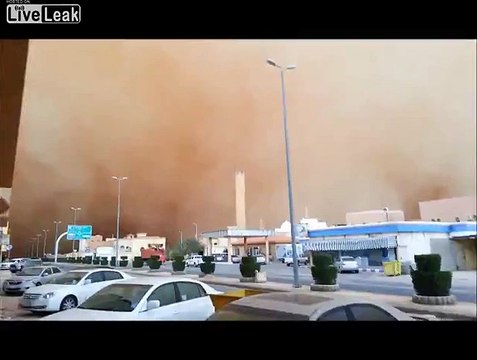 Une tempête de sable plonge une ville dans les ténèbres