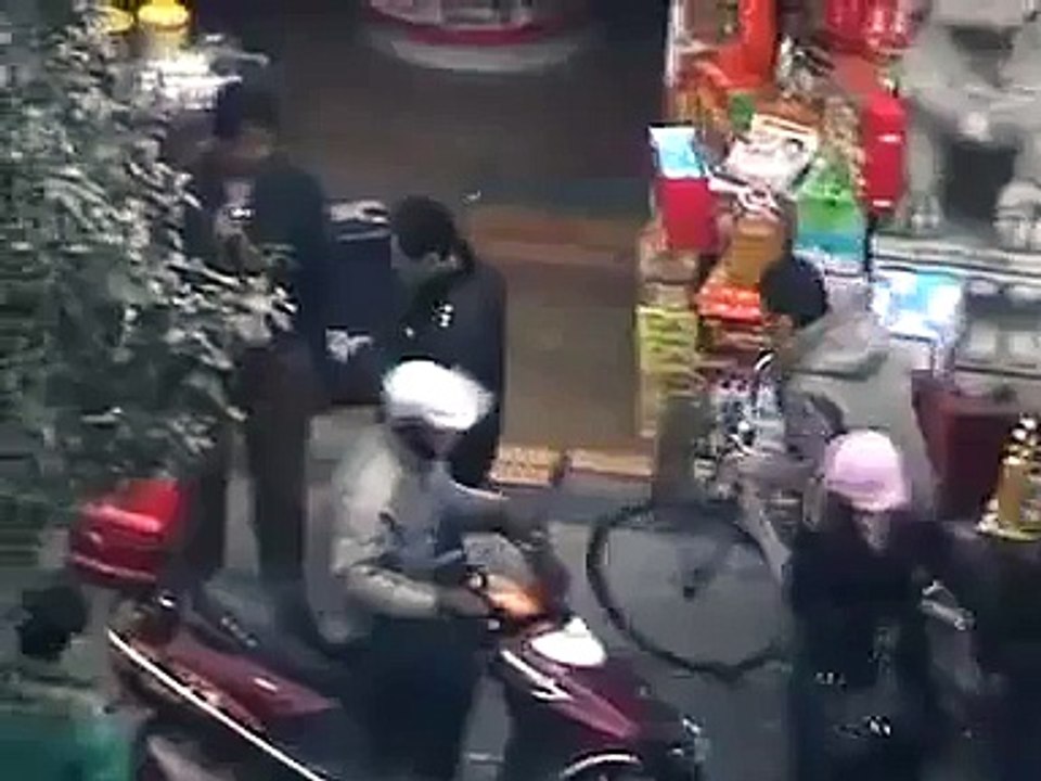 Ils utilisent des baguettes pour voler des téléphones