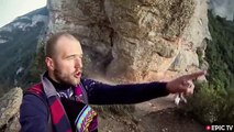 Wingsuit, Alexander Polli saute à travers une montagne