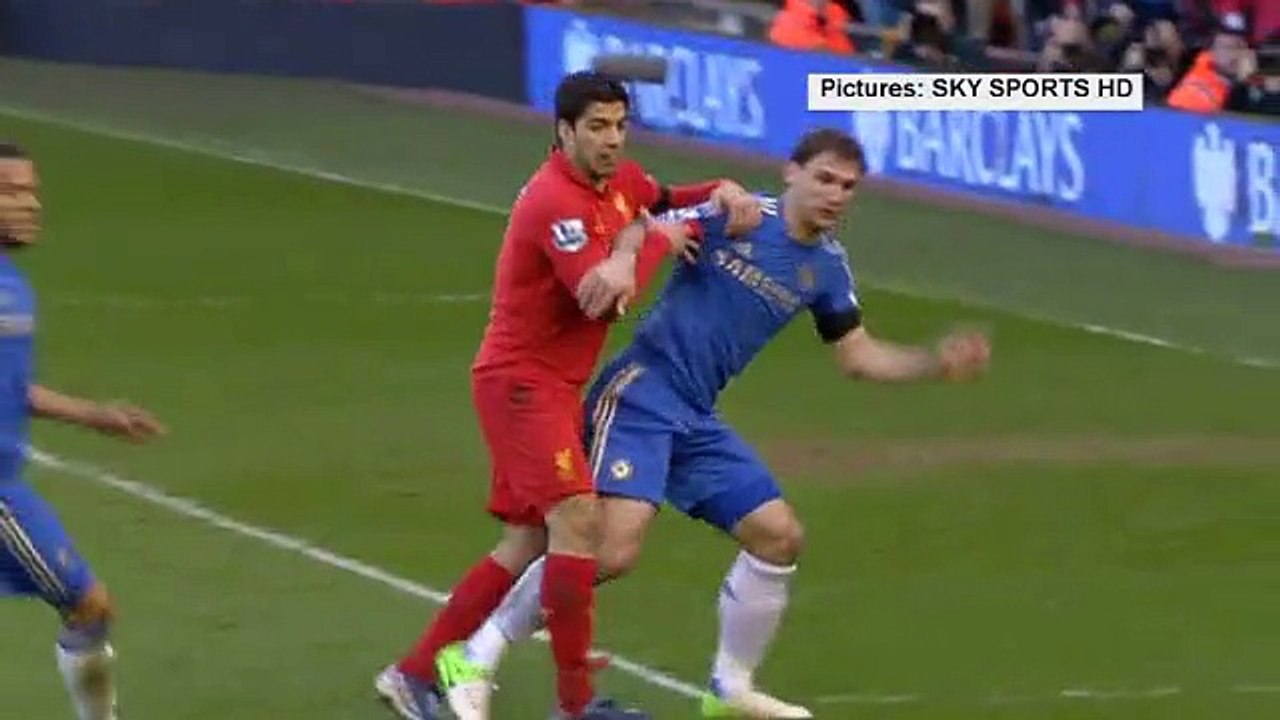 Football : Luis Suarez mord Branislav Ivanovic