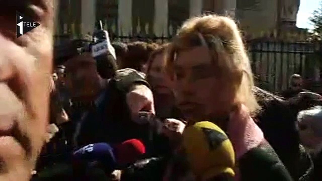 Frigide Barjot insultée à la sortie de l'Assemblée nationale