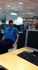 Une course de chaise à roulettes qui finit mal