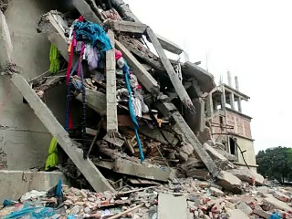 Immeuble effondré au Bangladesh: arrestations et poursuite des recherches de survivants