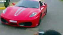 Un millionaire indien laisse son fils de 9 ans conduire sa Ferrari