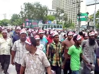 Effondrement au Bangladesh: plus de 500 morts, le Pape dénonce "l'esclavage"