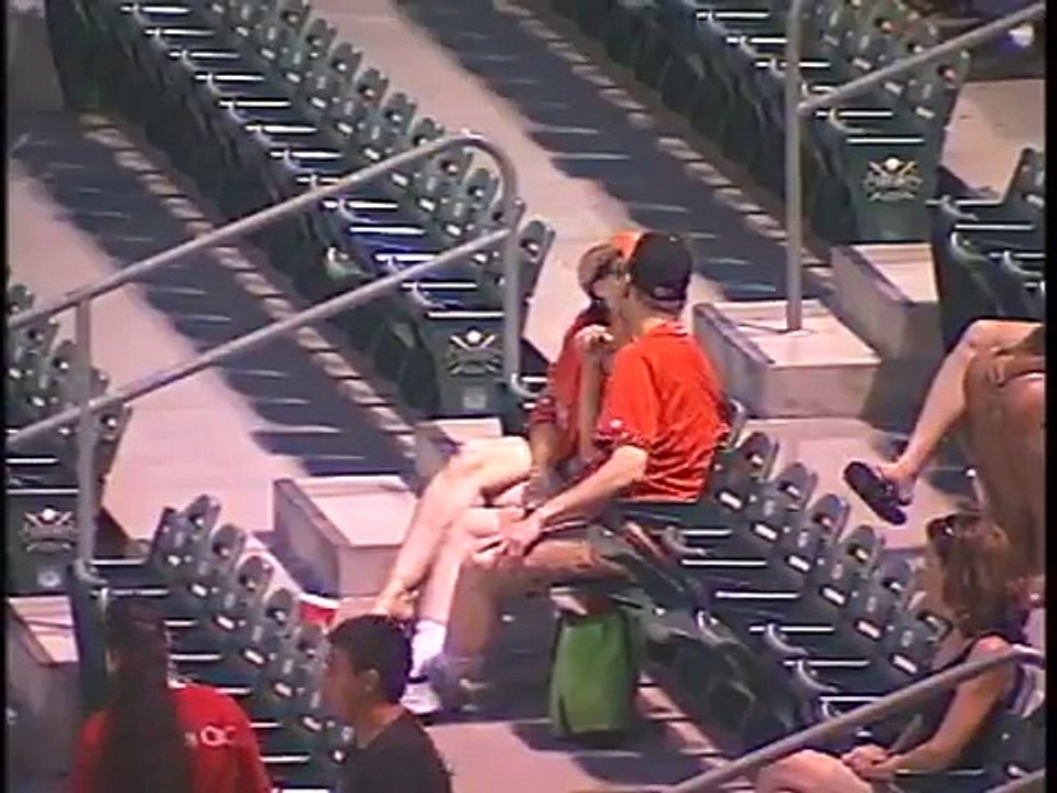 Il se fait larguer par sa copine devant tout un stade