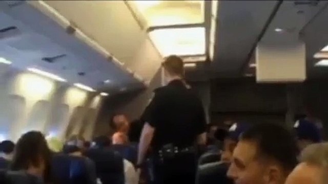 Débarquée d'un avion pour avoir chanté Whitney Houston