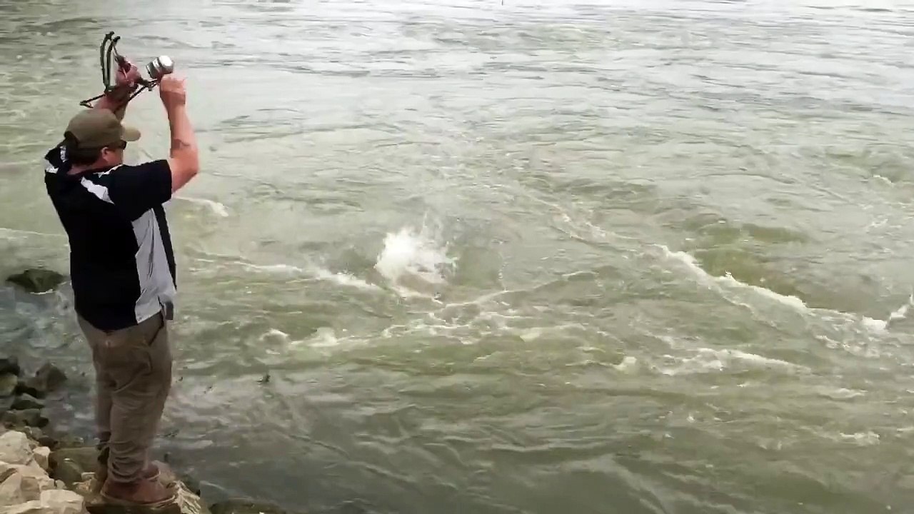 Il pêche un énorme poisson avec un lance-pierre modifié