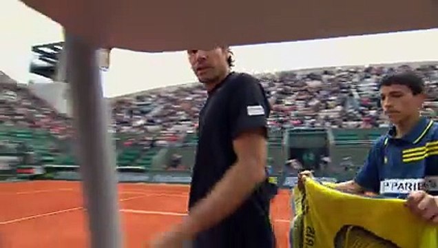 Pétage de plombs à Roland Garros : Mikhail Youzhny s'acharne contre sa raquette