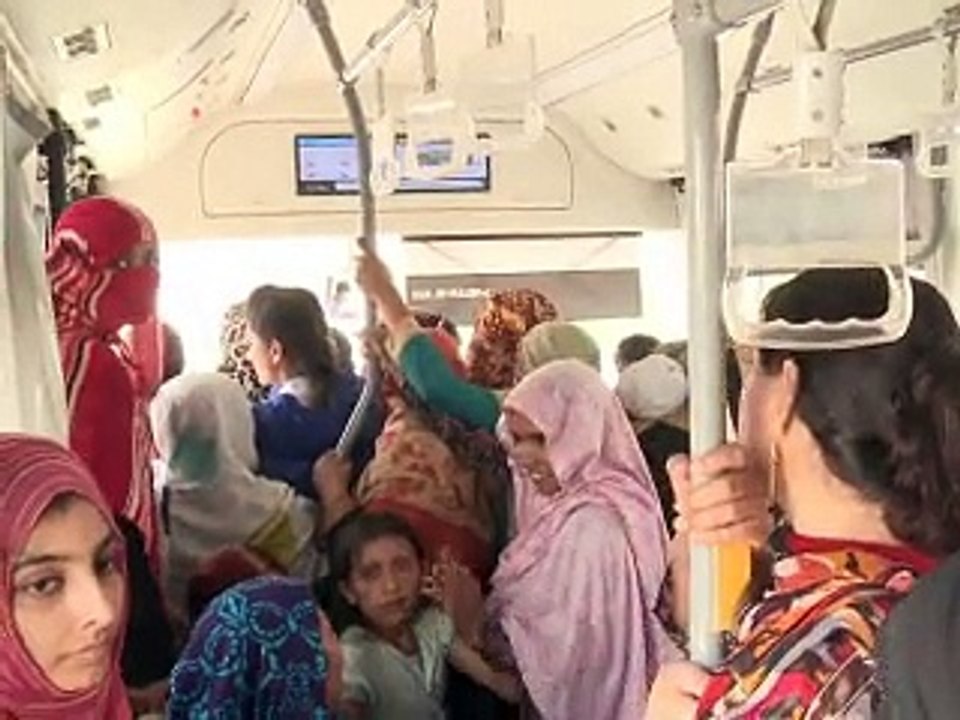 Pakistan: les espoirs nés de l'alternance politique menacés par la crise