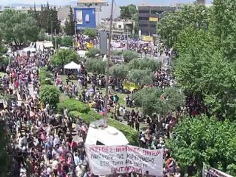 Grèce: embarrassé, Samaras tente l'apaisement après des manifestations massives