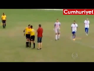 Hakem sahanın ortasında teknik direktöre silah çekti