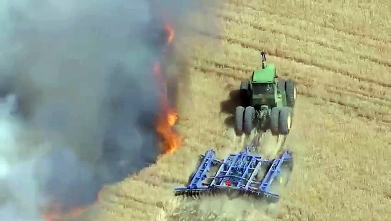 Un tracteur coupe-feu contre un incendie