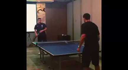 Ferdinand et Van Persie, as du ping-pong!