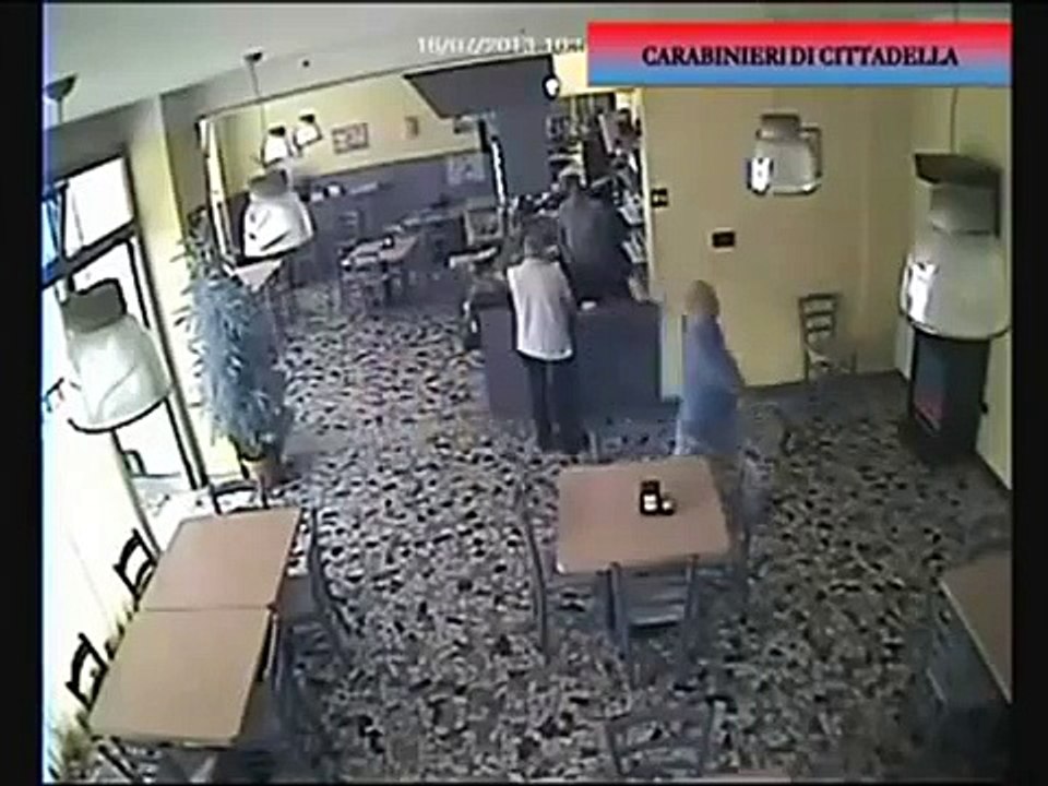 Mauvais perdant, il détruit des machines à sous avec une hache