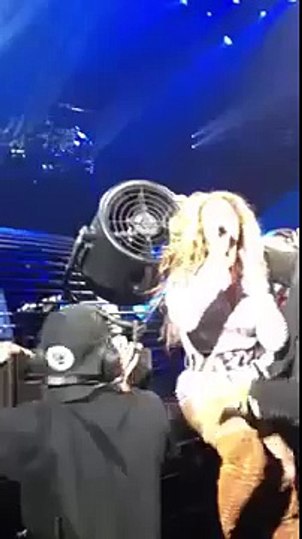 Beyoncé se coince les cheveux dans un ventilateur sur scène - Vidéo  Dailymotion